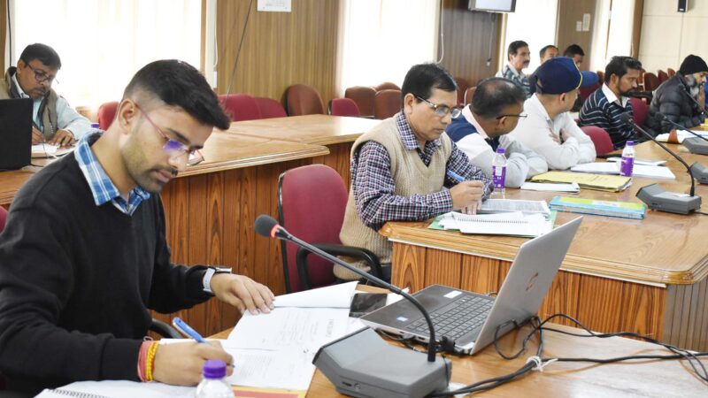 सड़कों को गढ्ढा मुक्त बनाने के लिए तेजी से करें कार्य – डीएम हिमांशु खुराना