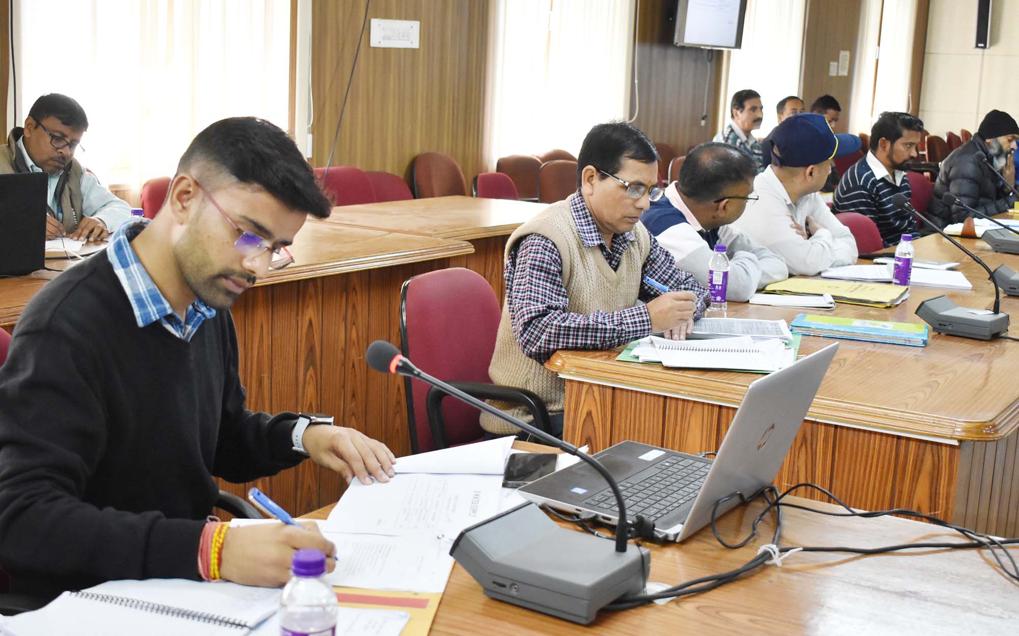 सड़कों को गढ्ढा मुक्त बनाने के लिए तेजी से करें कार्य – डीएम हिमांशु खुराना