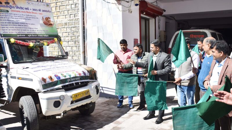 डीएम हिमांशु खुराना एवं सीडीओ डॉ. ललित नारायण मिश्र ने जिले की 39 न्याय पंचायतों के लिए 06 कृषि रथों को हरी झंडी दिखाकर किया रवाना