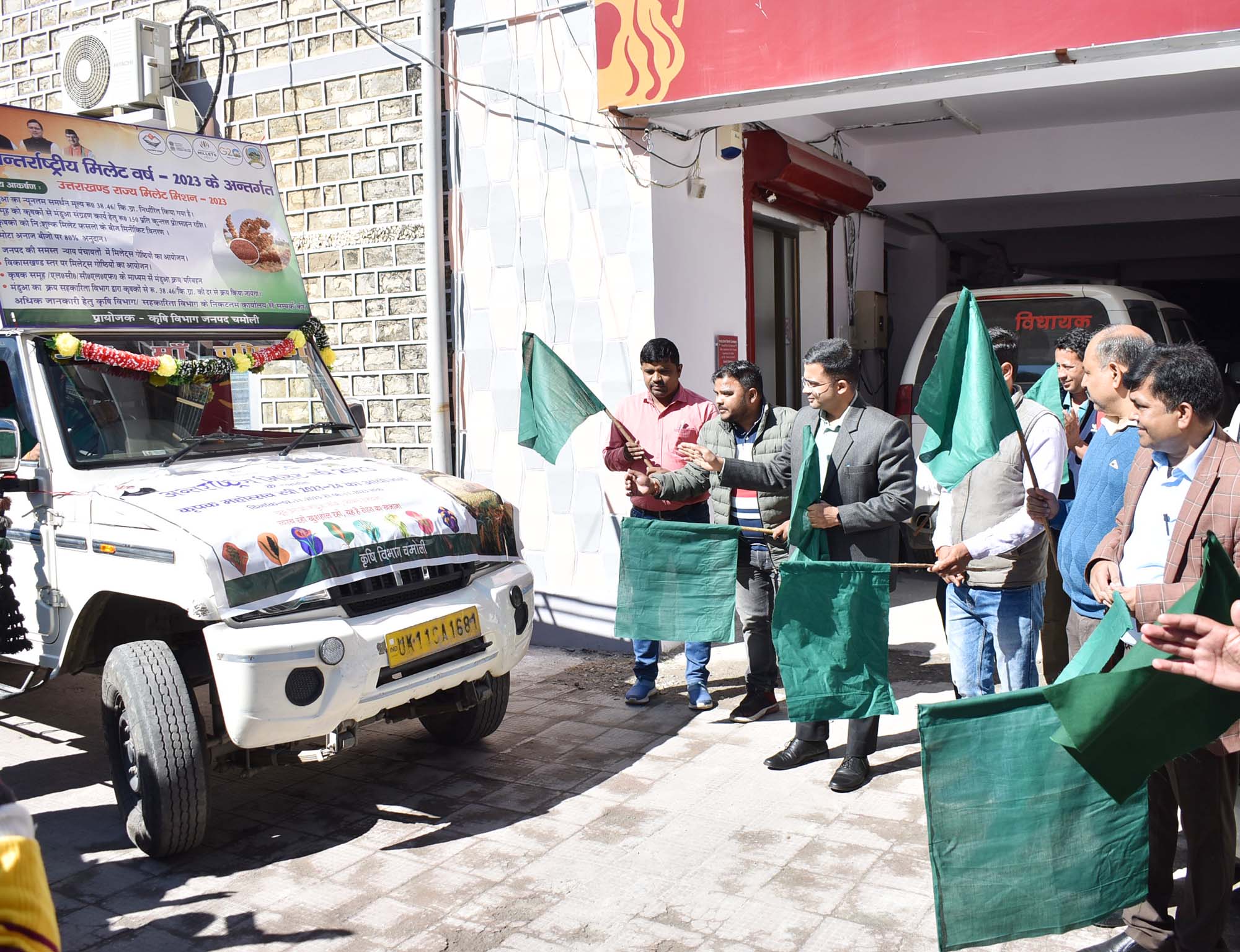 डीएम हिमांशु खुराना एवं सीडीओ डॉ. ललित नारायण मिश्र ने जिले की 39 न्याय पंचायतों के लिए 06 कृषि रथों को हरी झंडी दिखाकर किया रवाना