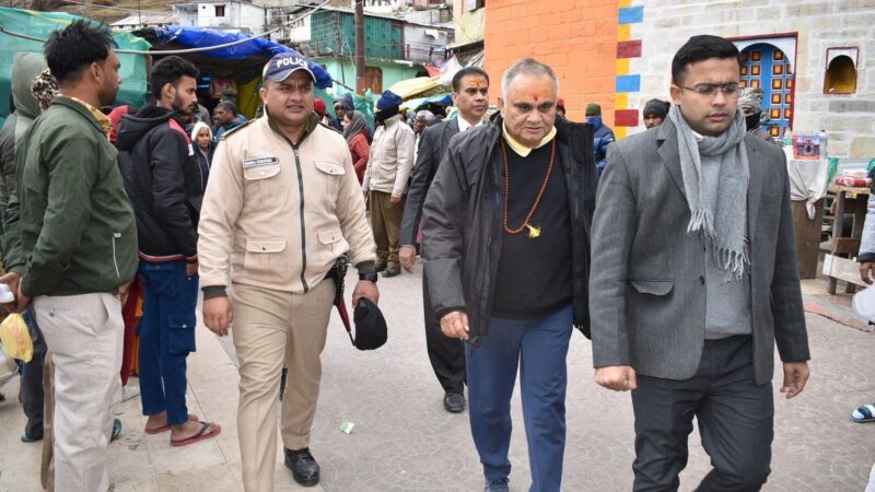 भारत निर्वाचन आयुक्त अनूप चंद्र पांडेय ने किए बद्री विशाल के दर्शन, सीमांत जनपद चमोली में निर्वाचन तैयारियों को लेकर जिला निर्वाचन अधिकारी से ली जानकारी