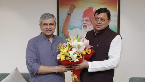 मुख्यमंत्री पुष्कर सिंह धामी ने केंद्रीय रेल मंत्री अश्विनी वैष्णव से की भेंट, प्रदेश में सुदृढ़ रेल कनेक्टिविटी के सम्बन्ध में की विस्तार से चर्चा