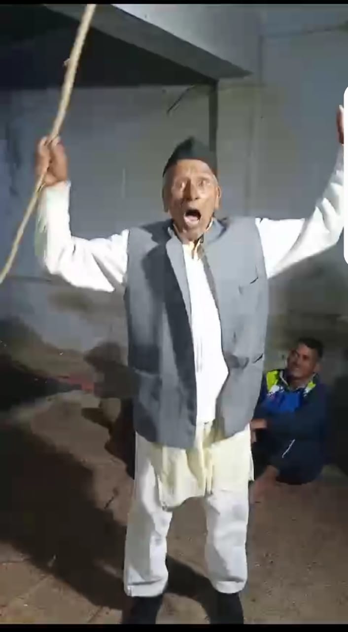 उम्र के आखिरी पड़ाव में भी रामलीला के मंच पर रावण का अभिनय करते हैं रिखणीखाल के झर्त निवासी उम्मेद सिंह रावत