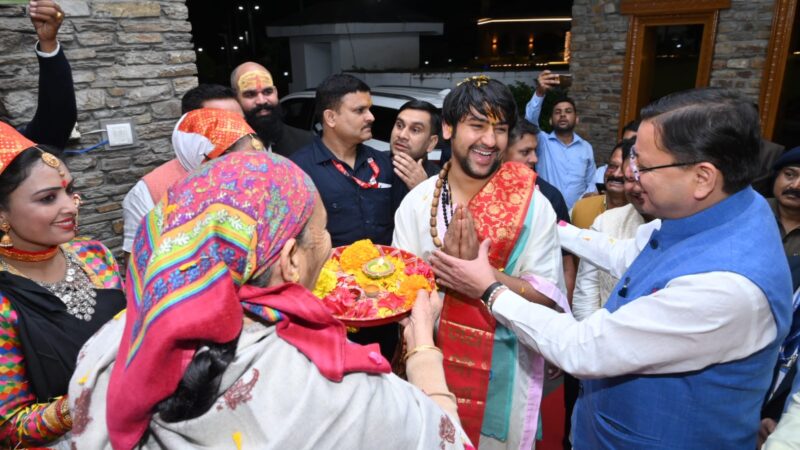 मुख्यमंत्री पुष्कर सिंह धामी ने बागेश्वर धाम के पीठाधीश्वर पं. धीरेन्द्र शास्त्री को बताया सनातन संस्कृति का संरक्षक