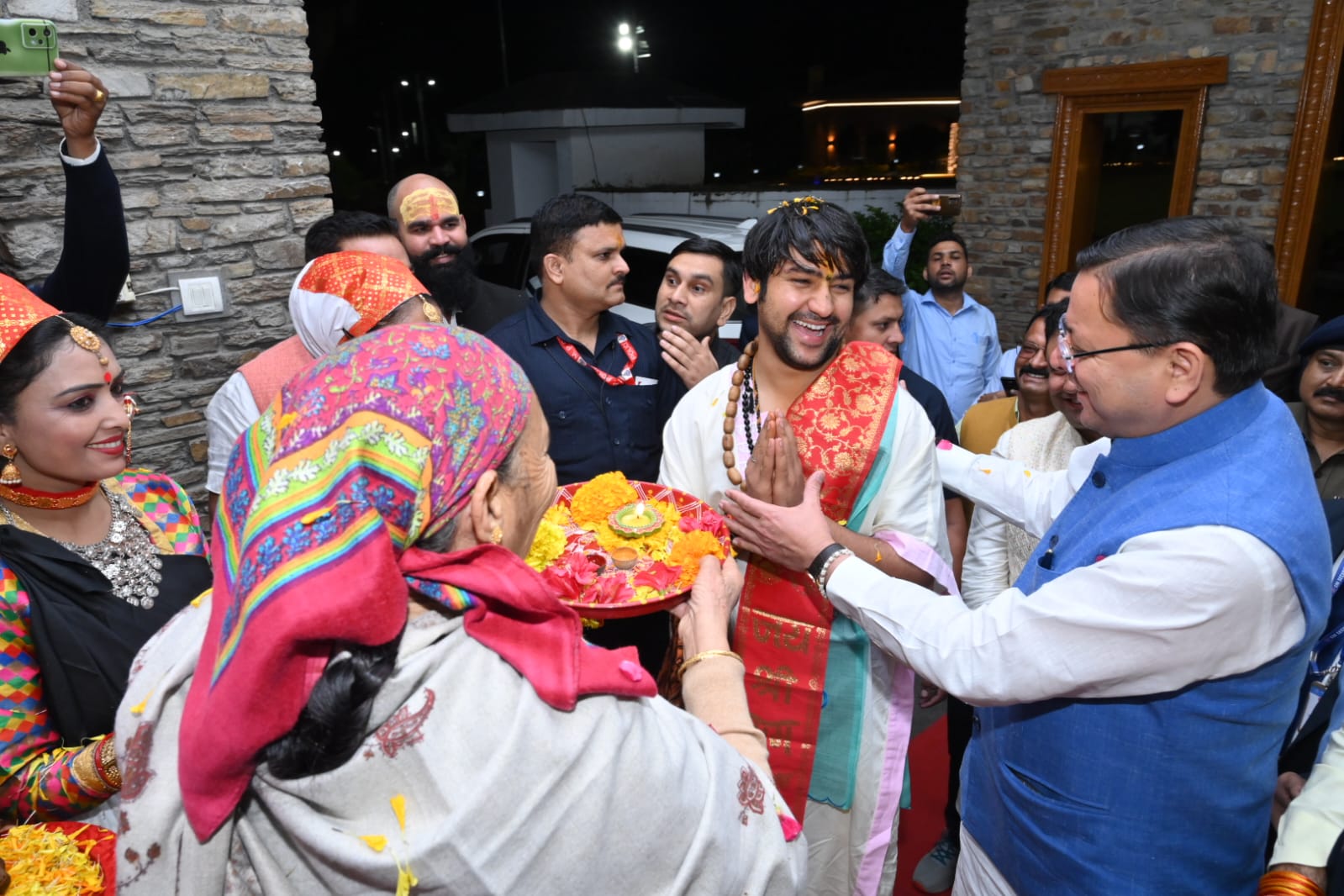 मुख्यमंत्री पुष्कर सिंह धामी ने बागेश्वर धाम के पीठाधीश्वर पं. धीरेन्द्र शास्त्री को बताया सनातन संस्कृति का संरक्षक