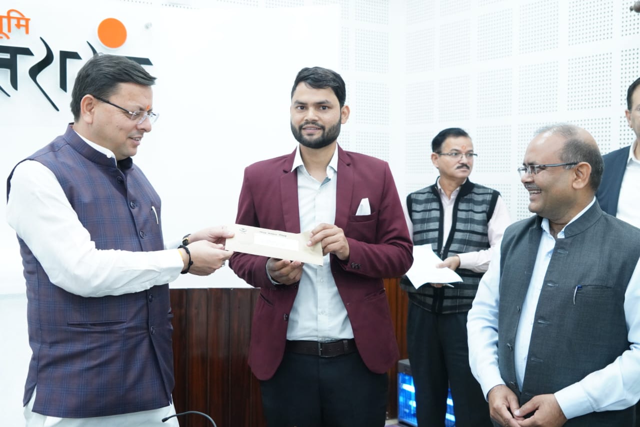 मुख्यमंत्री पुष्कर सिंह धामी ने राज्य सम्पत्ति विभाग के अन्तर्गत स्वागती पद पर 08 संस्तुत अभ्यर्थियो को नियुक्ति पत्र किये वितरित