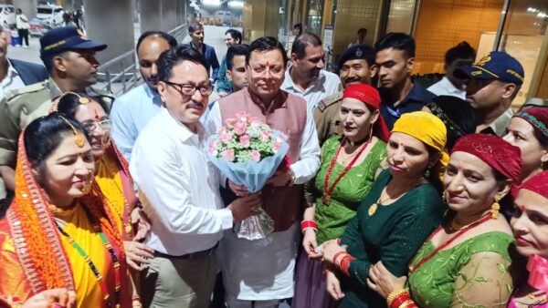 मुख्यमंत्री पुष्कर सिंह धामी का छत्रपति शिवाजी महाराज अंतरराष्ट्रीय एयरपोर्ट मुंबई में प्रवासी उत्तराखंडियों ने किया भव्य स्वागत