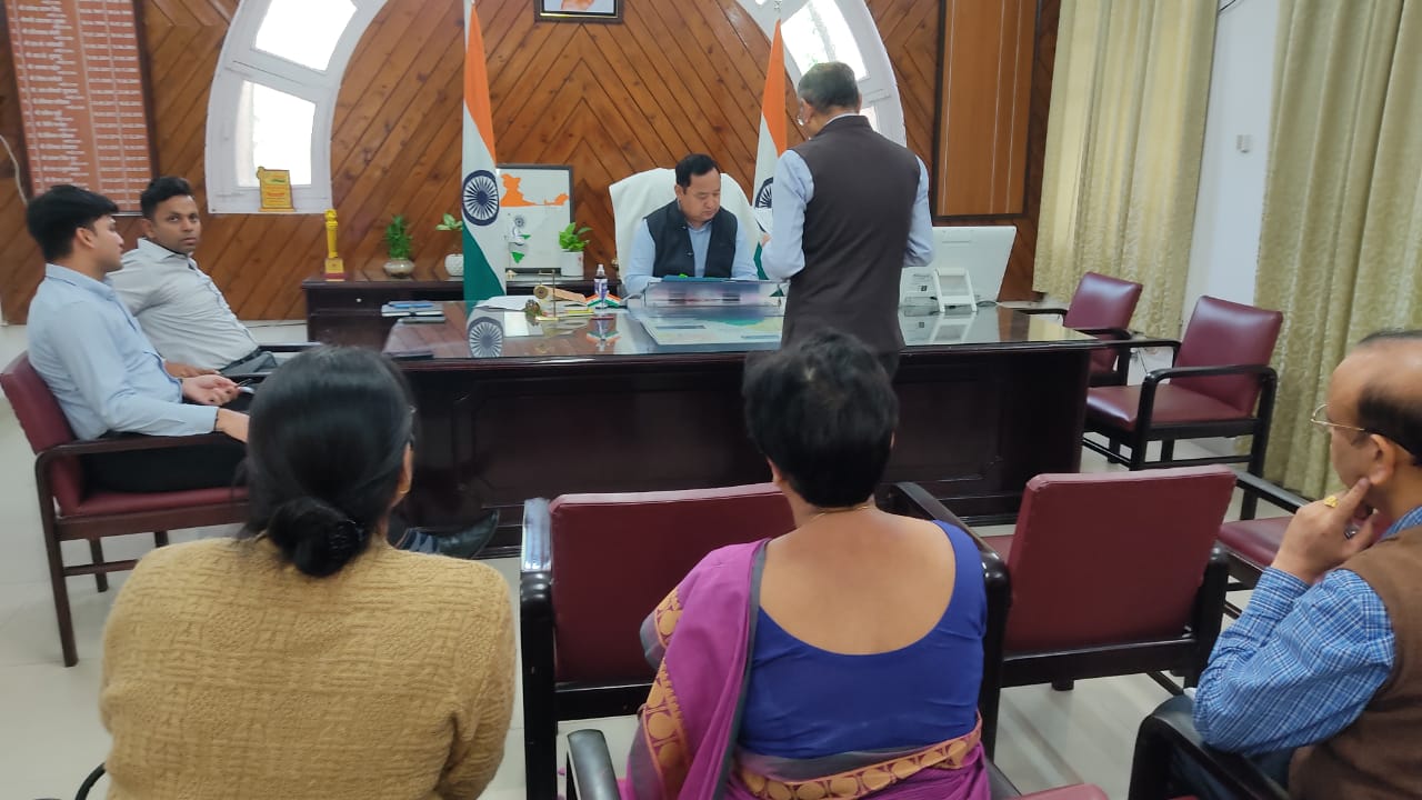 डीएम धीराज सिंह गर्ब्याल की अध्यक्षता में हाईस्कूल एवं इण्टरमीडिएट परीक्षा के लिए केन्द्रों के निर्धारण के सम्बन्ध में बैठक आयोजित, दिए निर्देश