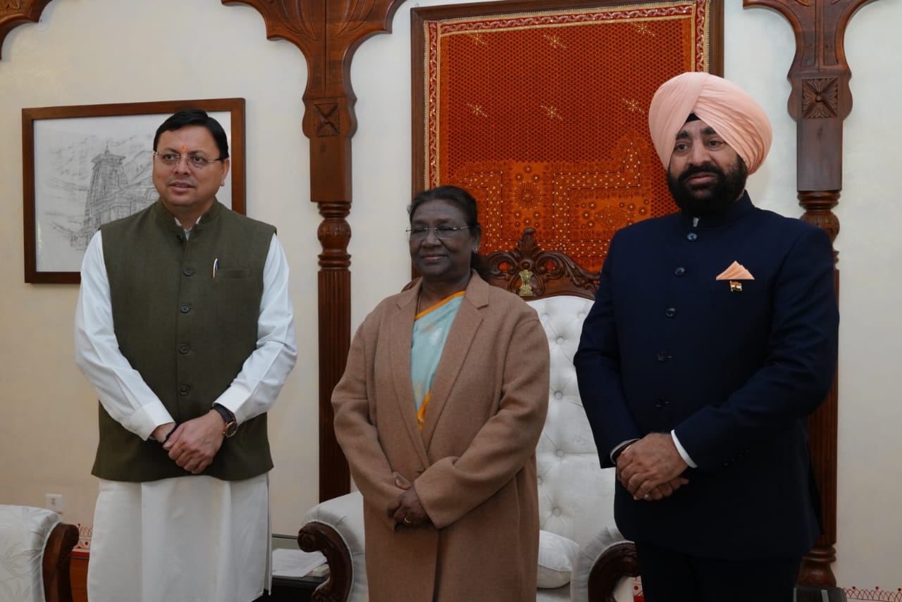 मुख्यमंत्री पुष्कर सिंह धामी ने राजभवन में राष्ट्रपति द्रौपदी मुर्मु से शिष्टाचार भेंट कर उनका देवभूमि उत्तराखंड में किया स्वागत