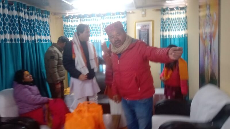 भगवान बदरीनाथ- केदारनाथ के दर्शन को सपरिवार पहुंचे भाजपा सांसद वरुण गांधी