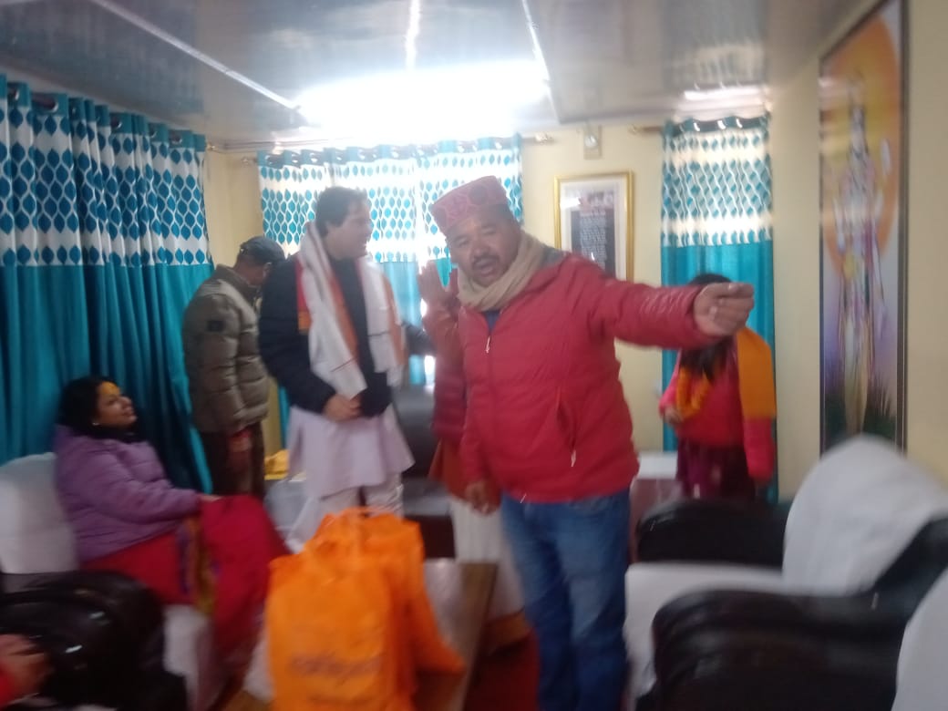 भगवान बदरीनाथ- केदारनाथ के दर्शन को सपरिवार पहुंचे भाजपा सांसद वरुण गांधी