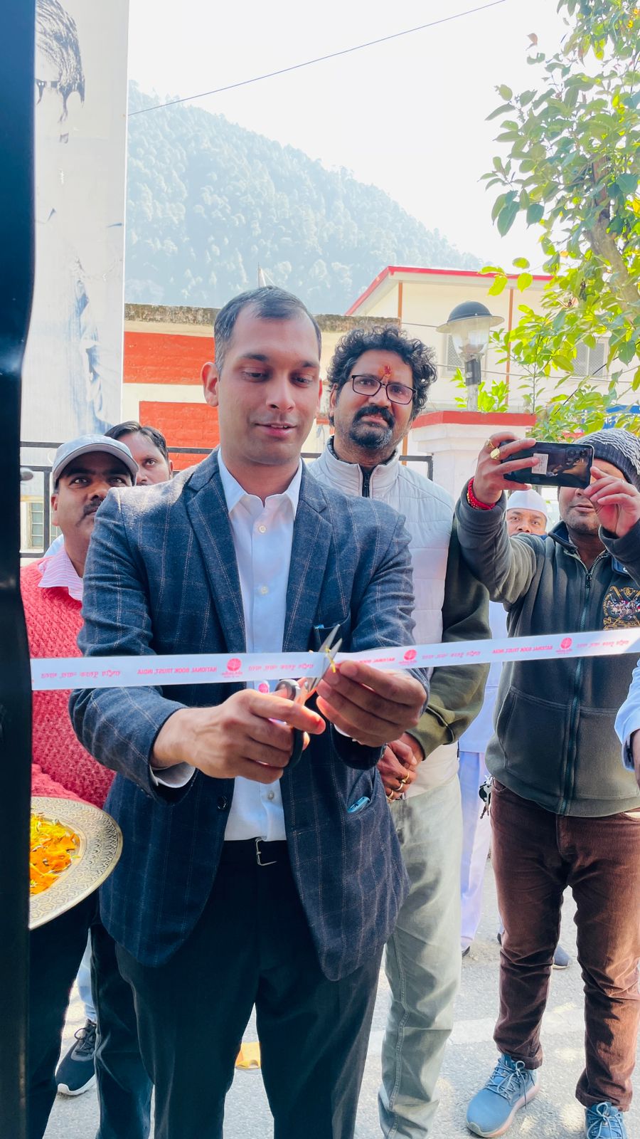 जिला मुख्यालय उत्तरकाशी पहुंची गंगा पुस्तक परिक्रमा यात्रा, डीएम अभिषेक रूहेला ने पुस्तक प्रदर्शनी वाहन को दिखाई हरी झंडी