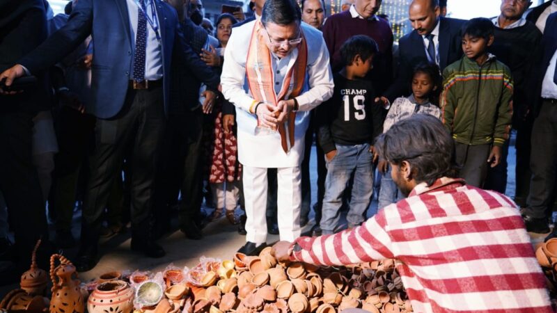 मुख्यमंत्री पुष्कर सिंह धामी ने कुम्हार मंडी क्षेत्र का किया भ्रमण, कुम्हारों से की मुलाकात, मिट्टी के दिये क्रय कर किया डिजिटल माध्यम से भुगतान