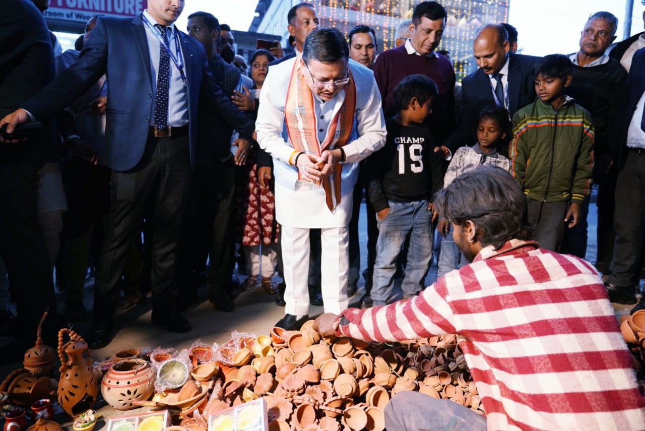 मुख्यमंत्री पुष्कर सिंह धामी ने कुम्हार मंडी क्षेत्र का किया भ्रमण, कुम्हारों से की मुलाकात, मिट्टी के दिये क्रय कर किया डिजिटल माध्यम से भुगतान