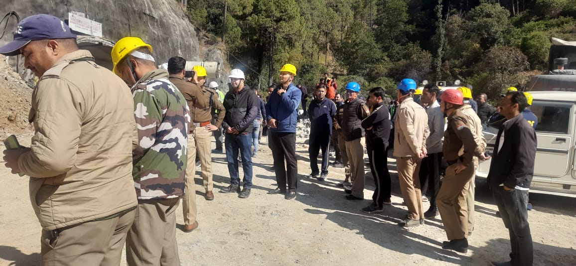 उत्तरकाशी : टनल में फंसे करीब 40 मजदूर, NDRF एवं SDRF समेत रेस्क्यू में जुटी कई टीमें, THDC से ली जा रही मदद