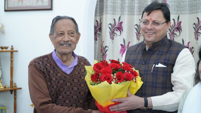 सीएम पुष्कर सिंह धामी ने पूर्व मुख्यमंत्री मेजर जनरल भुवन चंद्र खंडूड़ी (से.नि) के आवास पर पहुंचकर दी दीपावली की शुभकामनाएं