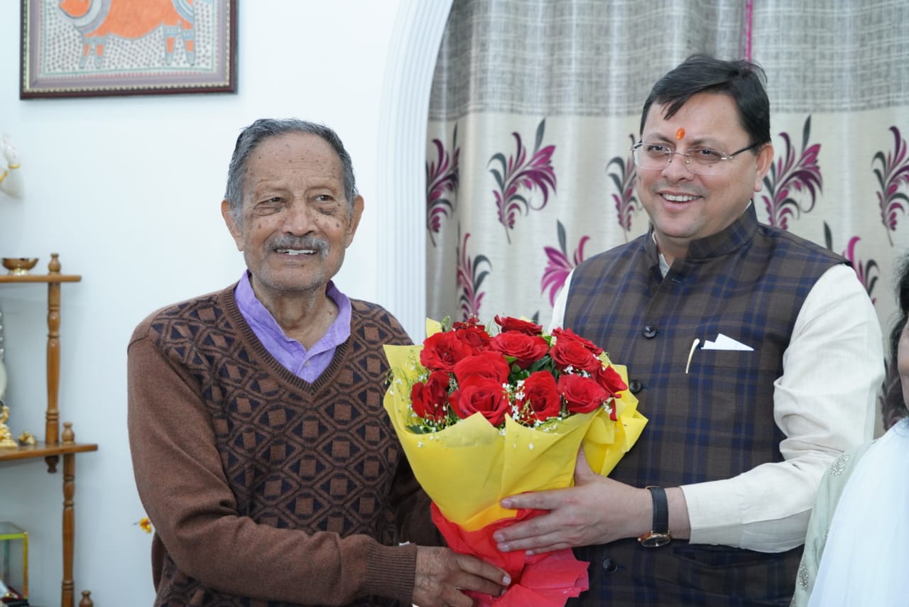 सीएम पुष्कर सिंह धामी ने पूर्व मुख्यमंत्री मेजर जनरल भुवन चंद्र खंडूड़ी (से.नि) के आवास पर पहुंचकर दी दीपावली की शुभकामनाएं