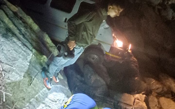 नैनीताल : गहरी खाई में गिरा वाहन, SDRF ने 05 घायलों को रेस्क्यू कर एक शव को भी किया बरामद