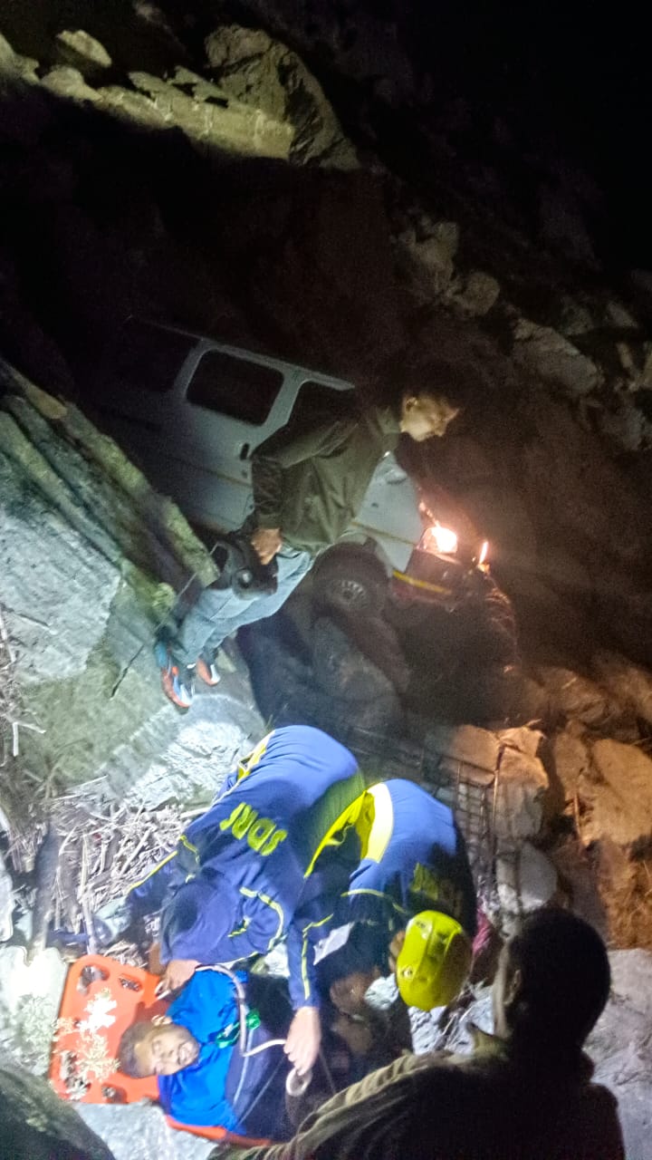 नैनीताल : गहरी खाई में गिरा वाहन, SDRF ने 05 घायलों को रेस्क्यू कर एक शव को भी किया बरामद
