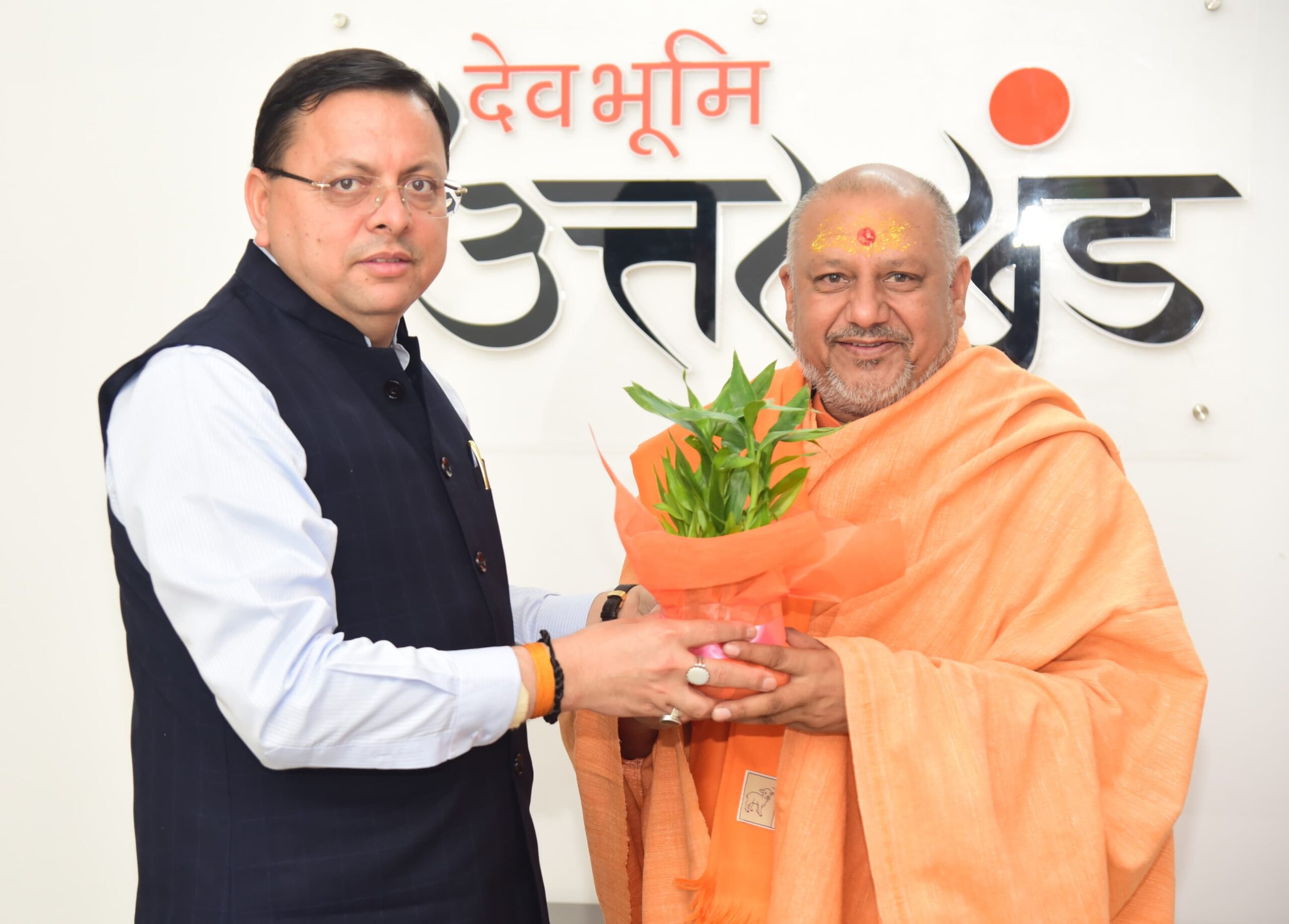 मुख्यमंत्री पुष्कर सिंह धामी से श्री पंचदश नाम जूना अखाड़ा के महामण्डलेश्वर स्वामी यतीन्द्र आनन्द गिरी ने की शिष्टाचार भेंट