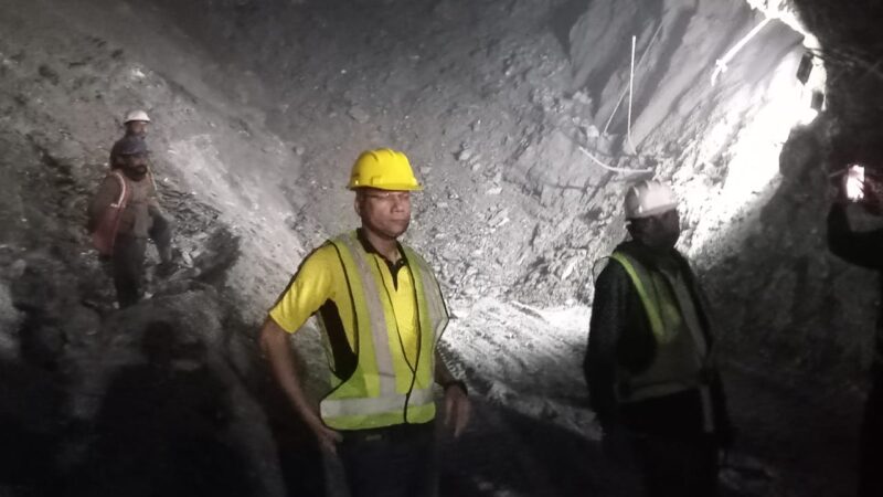 कमान्डेंट SDRF मणिकांत मिश्रा ने श्रमिकों से बात कर सुरक्षित रेस्क्यू का दिया आश्वसन, रसद व आवश्यक दवाईयां भी पहुंचाई गई