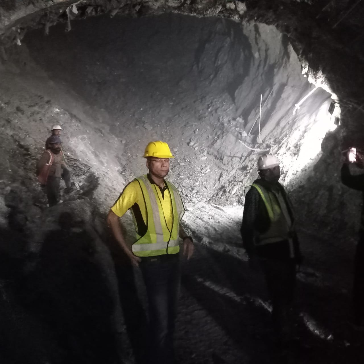 कमान्डेंट SDRF मणिकांत मिश्रा ने श्रमिकों से बात कर सुरक्षित रेस्क्यू का दिया आश्वसन, रसद व आवश्यक दवाईयां भी पहुंचाई गई