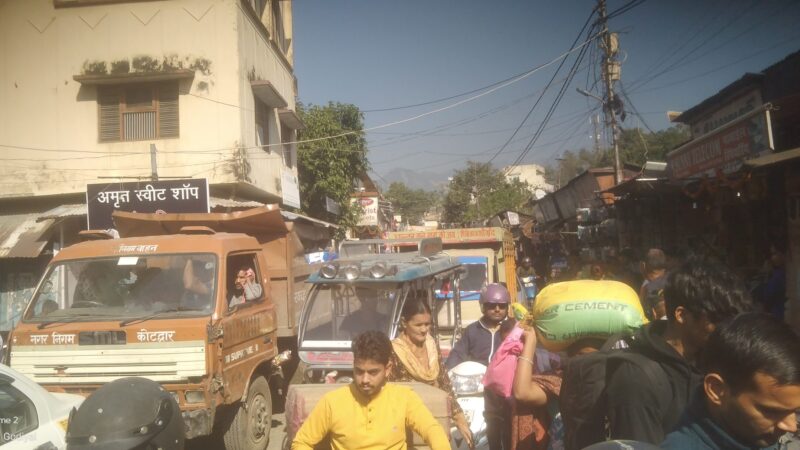 बसों के लिए पूरे दिन जूझते रहे यात्री