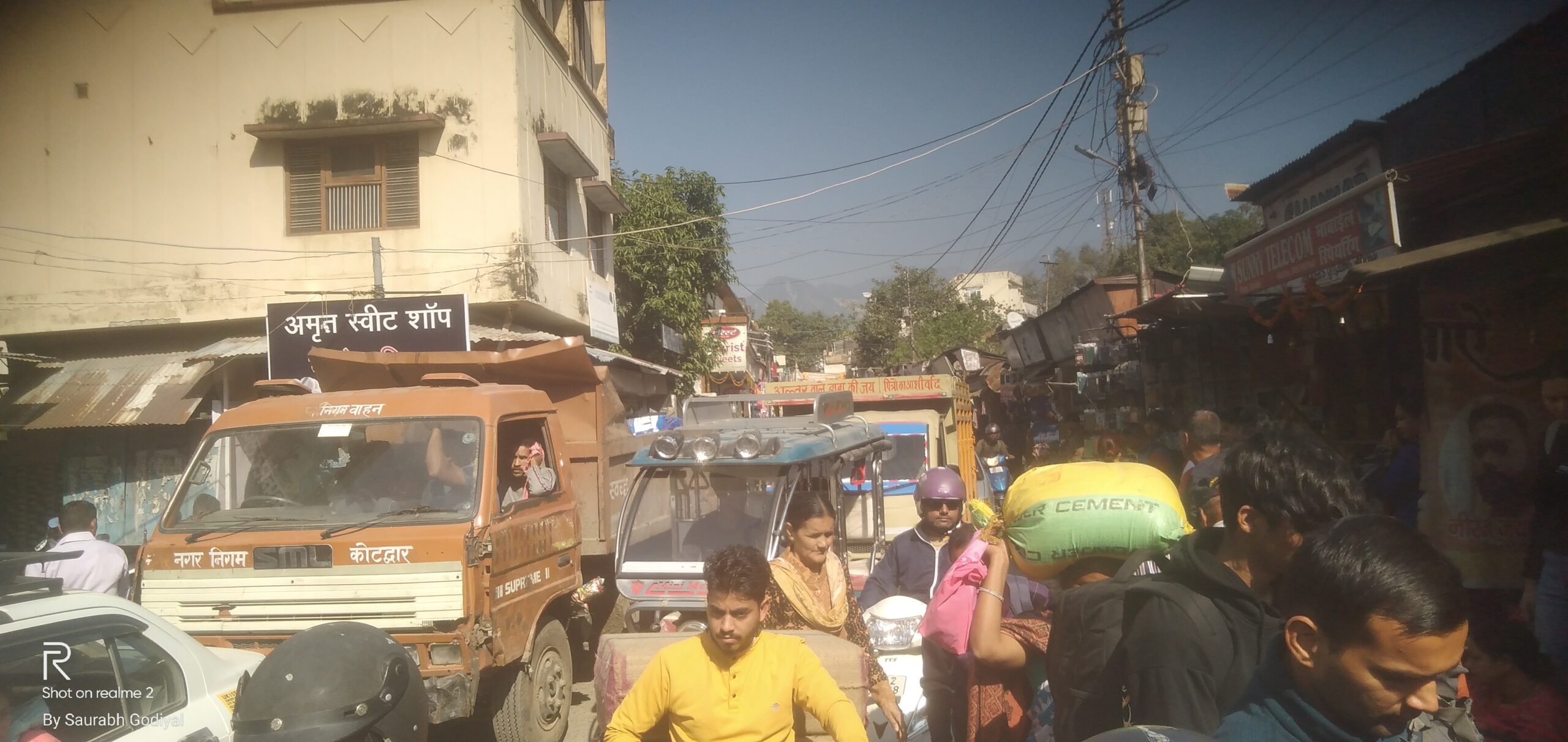 बसों के लिए पूरे दिन जूझते रहे यात्री