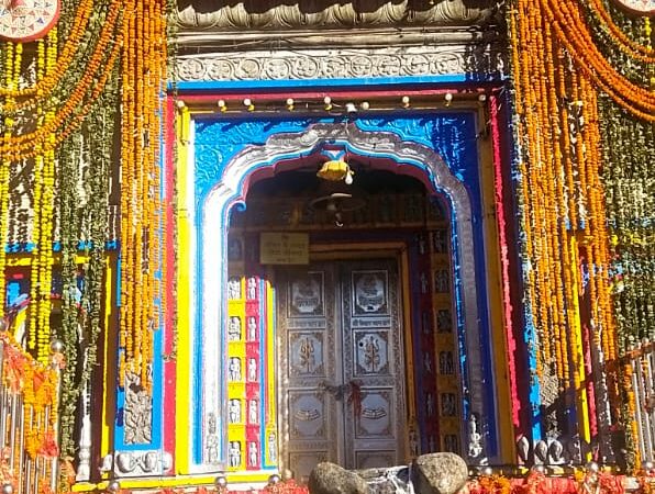 बाबा केदार के जयकारों से गूंजा श्री केदारनाथ धाम, विधि-विधान के साथ शीतकाल के लिए बंद हुए बाबा केदार के कपाट
