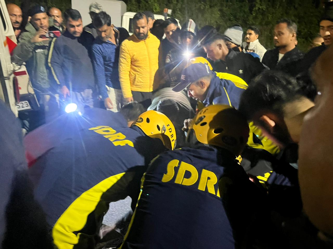 नरेन्द्रनगर : देर रात खाई में गिरी कार, SDRF ने चालक को किया सकुशल रेस्क्यू