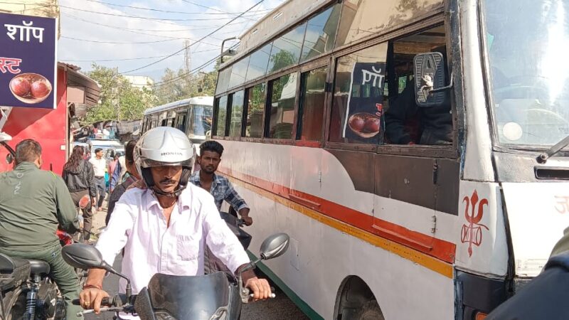 बाजार चौकी के समीप स्टेशन पर जाम से आमजन परेशान