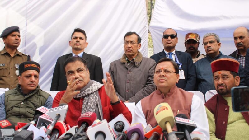 केन्द्रीय मंत्री नितिन गडकरी ने मुख्यमंत्री पुष्कर सिंह धामी के साथ सिलक्यारा सुरंग का किया स्थलीय निरीक्षण, सुरंग में फंसे श्रमिकों को निकालने के चलाए जा रहे रेस्क्यू अभियान की समीक्षा कर कहा श्रमिकों की जान बचाना सरकार की सर्वोच्च प्राथमिकता