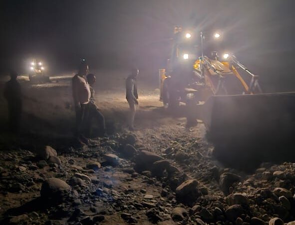 भाजपा जिलाध्यक्ष वीरेंद्र सिंह रावत के नेतृत्व में क्षतिग्रस्त पुल के पास स्थानीय लोगों ने मालन नदी मार्ग का किया समतलीकरण