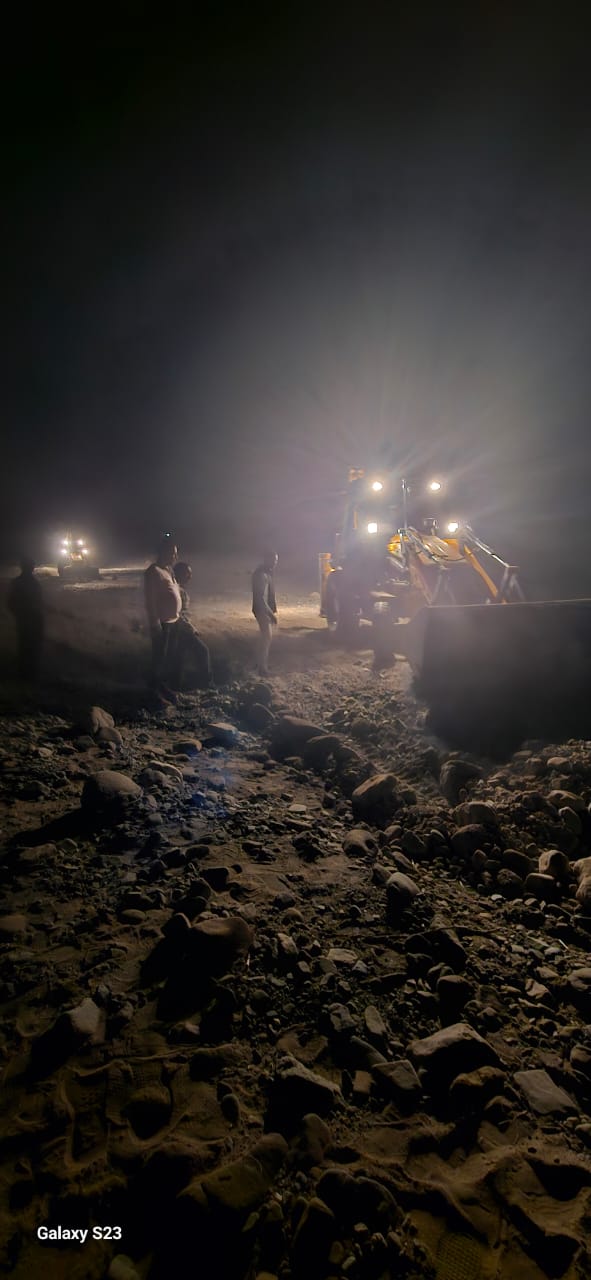 भाजपा जिलाध्यक्ष वीरेंद्र सिंह रावत के नेतृत्व में क्षतिग्रस्त पुल के पास स्थानीय लोगों ने मालन नदी मार्ग का किया समतलीकरण