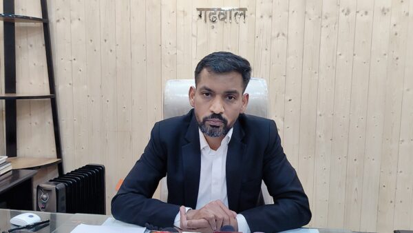 शिकायतों का मौके पर जाकर निरीक्षण कर उसका निस्तारण करें अधिकारी – डीएम डॉ. आशीष चौहान