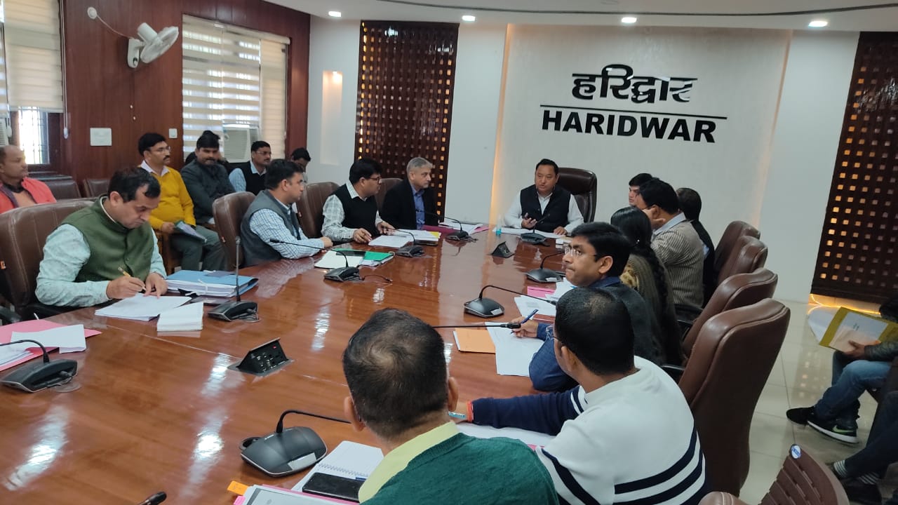 डीएम धीराज सिंह गर्ब्याल की अध्यक्षता में महत्वपूर्ण विकास कार्यों के सम्बन्ध में एक समीक्षा बैठक आयोजित, दिए आवश्यक दिशा निर्देश