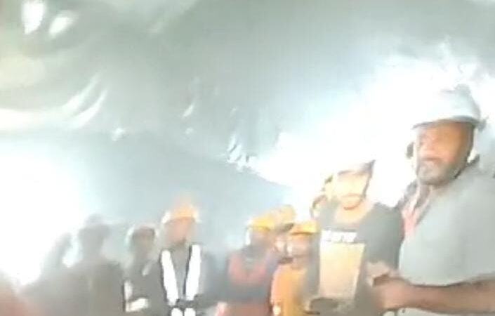 सुरंग में फंसे सभी श्रमिक सुरक्षित, वीडियो और फ़ोटो जारी, एंडोस्कोपी पलेक्सी कैमरे से सुरंग में फंसे मजदूरों का वीडियो जारी, मुख्यमंत्री पुष्कर सिंह धामी ने कहा सभी को जल्द सुरक्षित निकाल लिया जाएगा