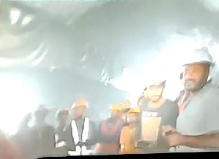 सुरंग में फंसे सभी श्रमिक सुरक्षित, वीडियो और फ़ोटो जारी, एंडोस्कोपी पलेक्सी कैमरे से सुरंग में फंसे मजदूरों का वीडियो जारी, मुख्यमंत्री पुष्कर सिंह धामी ने कहा सभी को जल्द सुरक्षित निकाल लिया जाएगा