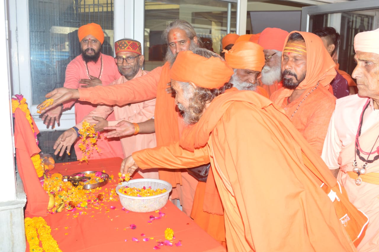 ज्ञान और त्याग की एक अखंड मूर्ति थे परम पूज्य स्वामी श्री दीनदयाल जी महाराज