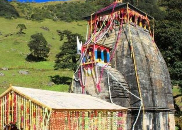  पंच केदारों में प्रसिद्ध द्वितीय केदार श्री मदमहेश्वर जी के शीतकाल के लिए बंद हुए कपाट, पांच क्विंटल फूलों से सजाया गया मंदिर