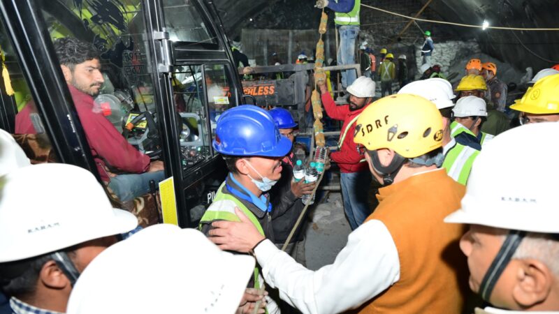 सीएम पुष्कर सिंह धामी एवं केंद्रीय राज्य मंत्री जनरल (रिटा.) वीके सिंह ने सिलक्यारा टनल रेस्क्यू ऑपरेशन का लिया जायज़ा, टनल के प्रवेश द्वार पर स्थित बाबा बौखनाग का लिया आशीर्वाद, टनल में स्थापित ऑडियो कम्युनिकेशन सेटअप के माध्यम से अंदर फंसे श्रमिकों से मुख्यमंत्री ने की बात