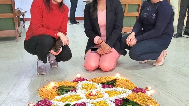 आईएचएमएस में धूमधाम से मनाया गया लोकपर्व इगास, महिला प्राध्‍यापकों ने फूल और दिए से सजाई रंगोली