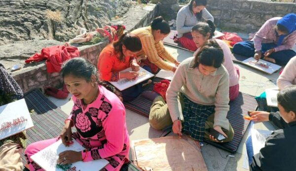 चमोली में महिलाओं की आर्थिकी का मजबूत जरिया बनने लगा भोजपत्र, जिला प्रशासन द्वारा महिलाओं को कैलीग्राफी और स्ट्रिंग आर्ट का दिया जा रहा प्रशिक्षण