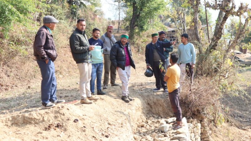 रुद्रप्रयाग : सरकार जनता के द्वार कार्यक्रम के तहत ग्राम पंचायत बामसू के पंचायत भवन में प्रभारी जिला सूचना अधिकारी रती लाल शाह की अध्यक्षता में ग्राम चौपाल कार्यक्रम किया गया आयोजित, ग्रामीणों द्वारा क्षेत्र की 14 समस्याएं कराई दर्ज