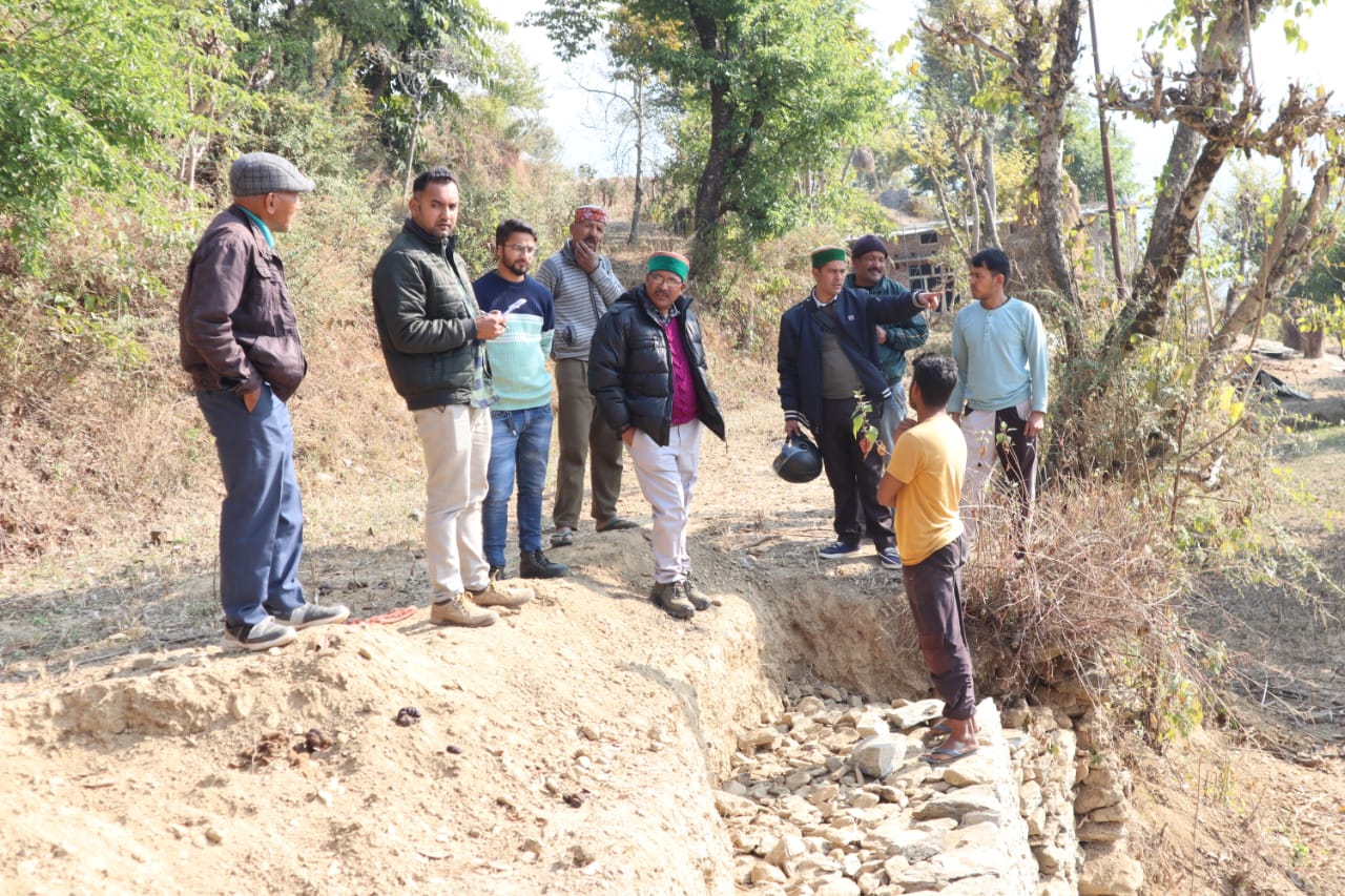 रुद्रप्रयाग : सरकार जनता के द्वार कार्यक्रम के तहत ग्राम पंचायत बामसू के पंचायत भवन में प्रभारी जिला सूचना अधिकारी रती लाल शाह की अध्यक्षता में ग्राम चौपाल कार्यक्रम किया गया आयोजित, ग्रामीणों द्वारा क्षेत्र की 14 समस्याएं कराई दर्ज