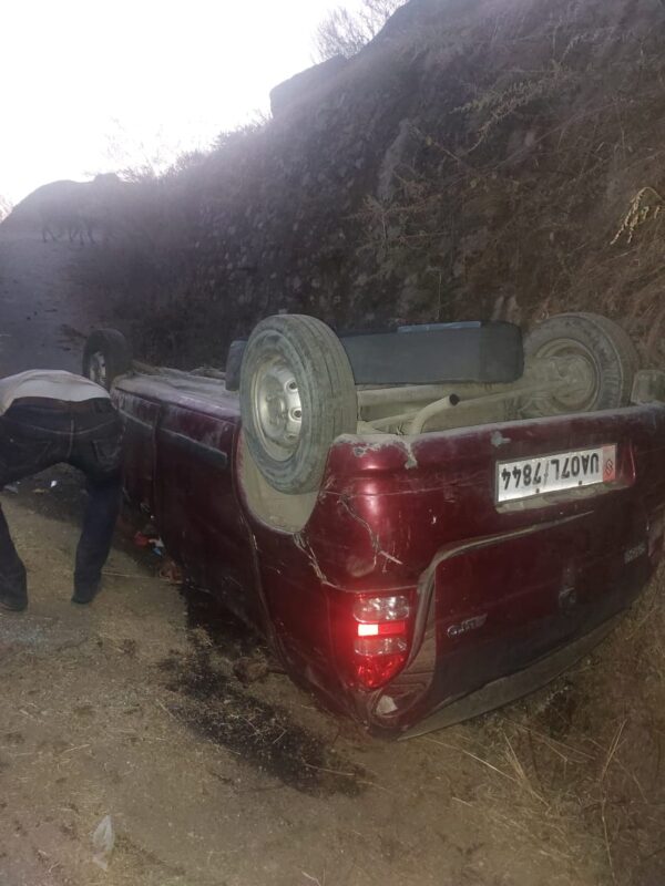 जोशीमठ : चाई गाँव के पास आल्टो कार दुर्घटनाग्रस्त 04 घायल
