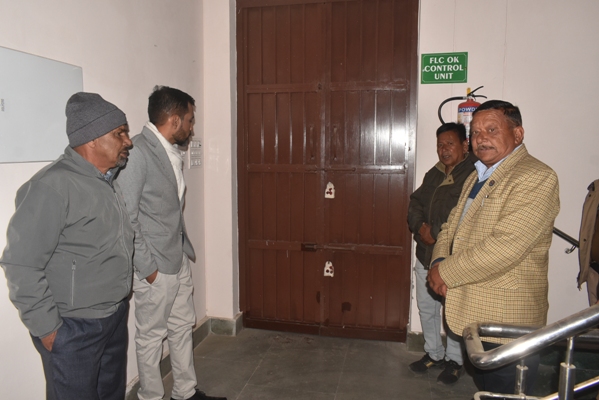 डीएम डॉ. आशीष चौहान ने ने राजनैतिक दलों के प्रतिनिधियों की उपस्थिति में किया ईवीएम वेयर हाउस का त्रैमासिक निरीक्षण