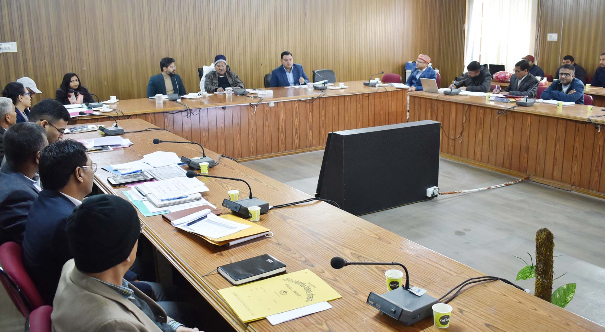 सचिव विनोद प्रसाद रतूडी ने ली जनपद चमोली में विकास कार्यो की समीक्षा बैठक, अंतर विभागीय समन्वय के साथ विकास कार्यो को तेजी से आगे बढ़ाने के दिए निर्देश