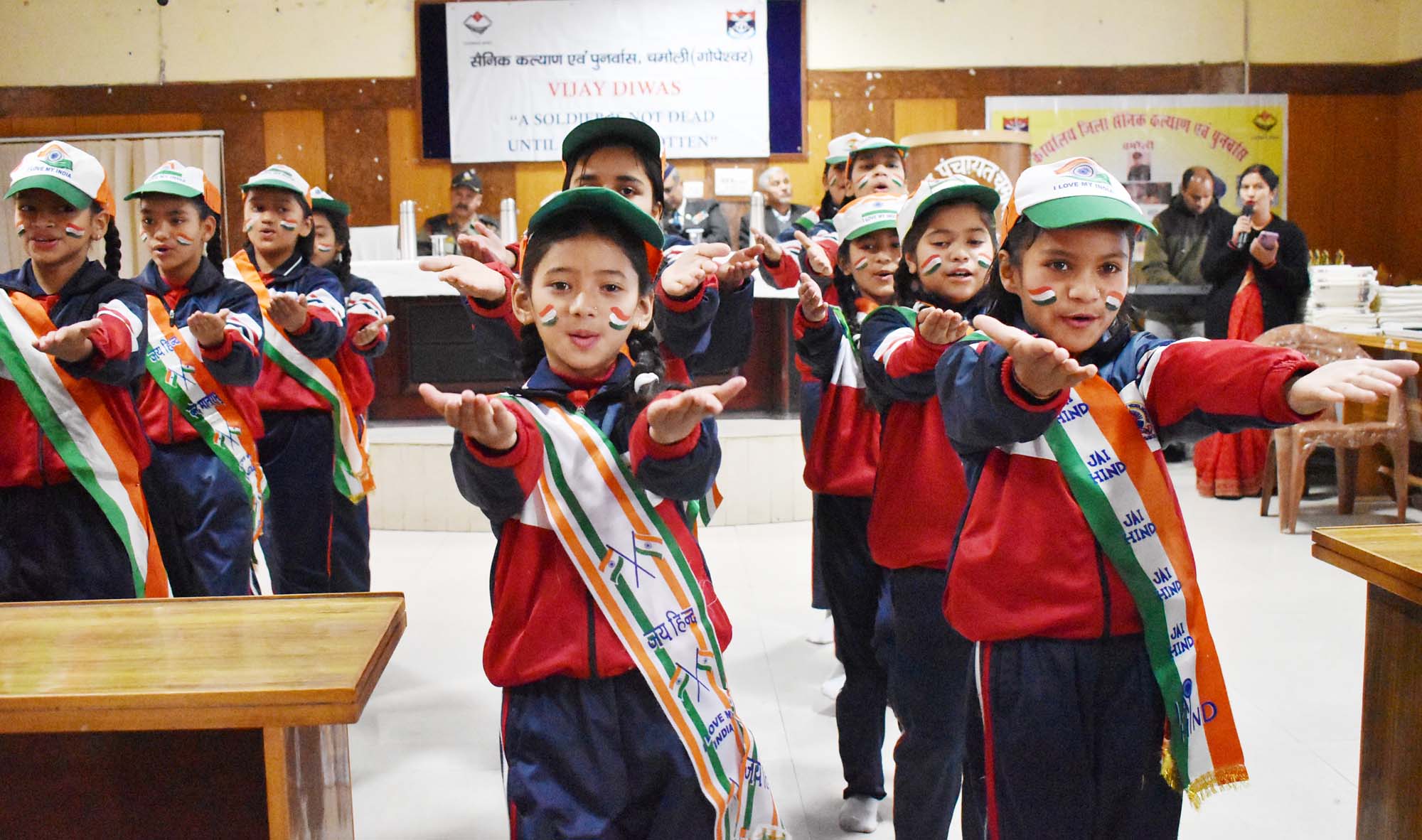 चमोली में धूमधाम से मनाया गया विजय, अमर शहीदों को दी गई श्रद्धांजलि, वीरांगनाओं को किया सम्मानित