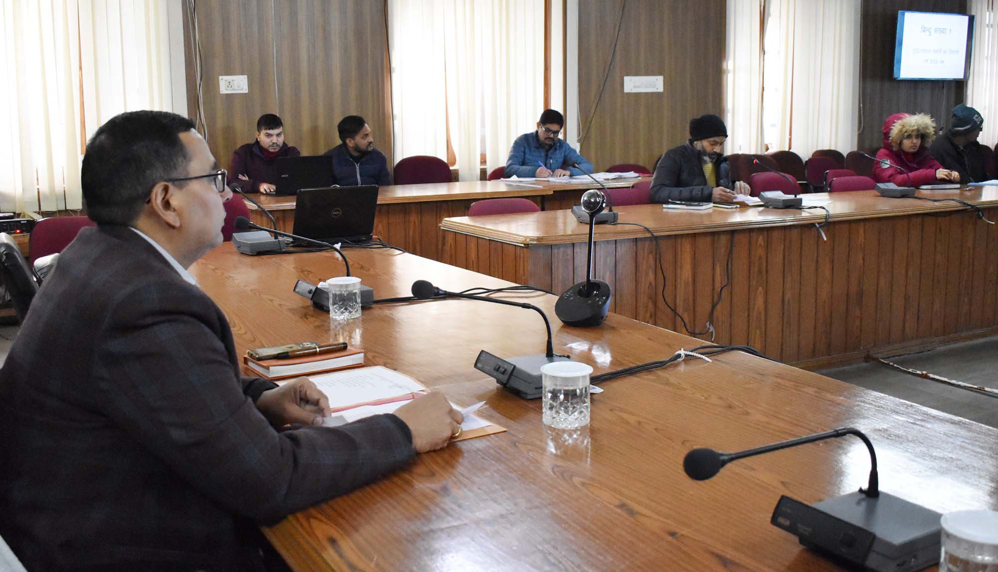 अपर जिलाधिकारी डॉ अभिषेक त्रिपाठी ने ली सड़क सुरक्षा समिति की बैठक, ठंड में सड़कों पर पाला गिरने वाले स्थानों पर एहतियाती कदम उठाने के दिए निर्देश